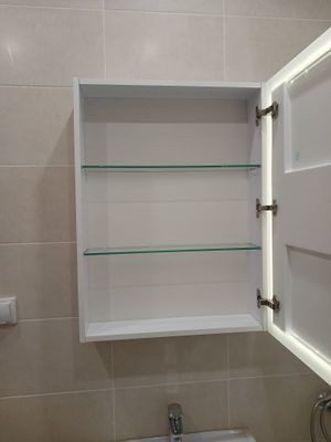 Монтаж зеркального шкафа с подсветкой