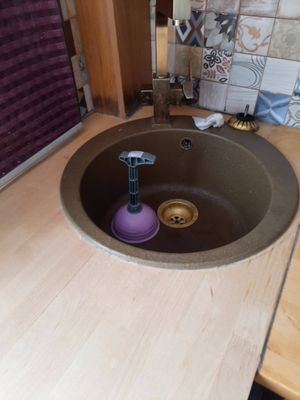 Проведены работы по устранению засора в раковине. Использован вантуз для прочистки труб. Вода теперь свободно уходит, проблема решена.