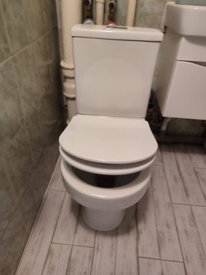 Установлен новый бачок, подключены коммуникации, проверена герметичность соединений, произведена настройка механизма слива, обеспечена стабильная работа системы.