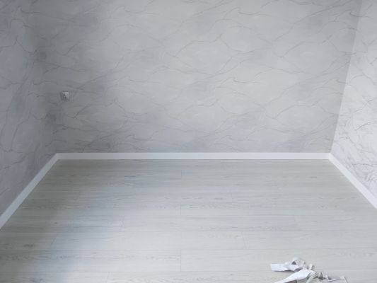 Монтаж полиуретанового/дюрополимерного/полистиролового плинтуса