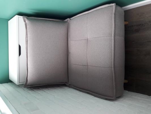 Собран белый шкафчик с выдвижным ящиком, установлен на ровную поверхность, все элементы надежно закреплены, обеспечена устойчивость и функциональность.