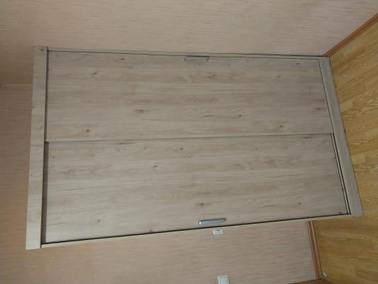 Собран корпус, установлены полки, закреплены направляющие, навешены двери, проверена плавность хода створок, зафиксированы ручки, проведена финальная проверка устойчивости конструкции.