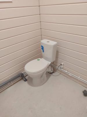 Выполнена установка нового бачка, подключение к водопроводу, проверка герметичности соединений, тестирование функциональности. Обновленный элемент гармонично вписан в интерьер.