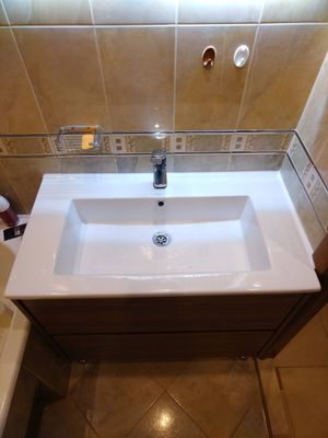 Установка душевой стойки (верхнего душа) без смесителя Установка комплекта: Тумба + Раковина + смеситель + зеркало