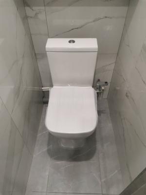 Установлен новый напольный унитаз: подключены коммуникации, закреплено основание, проверена герметичность соединений, отрегулирована арматура бачка, протестирована функциональность.