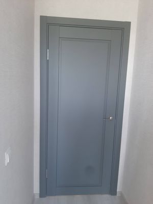 Установлена складная дверь, закреплены направляющие, смонтированы панели, проверена плавность движения, отрегулированы элементы, обеспечена надежность конструкции, завершена отделка проема.