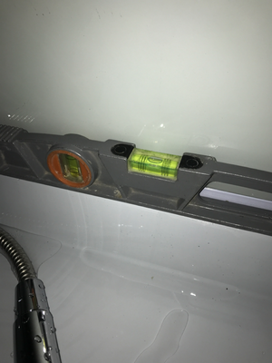 Установлены стенки, поддон и двери, подключены водопровод и слив, проверена герметичность, отрегулированы элементы, проведена финальная проверка уровня и функциональности.