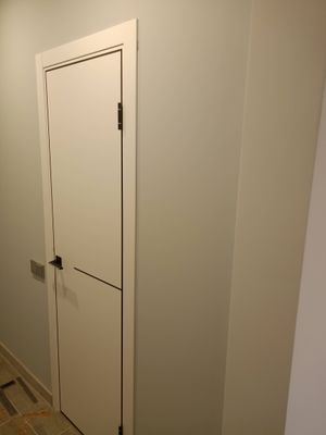 Установка межкомнатной одностворчатой двери с врезанной фурнитурой