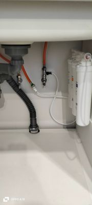 Установка проточного фильтра под мойку