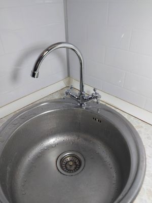 Установка раковины с тумбой