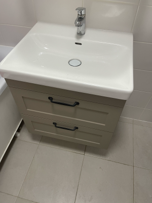 Установка раковины с тумбой