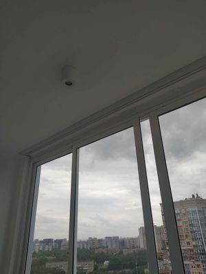 Кронштейны закреплены на стене, направляющая установлена ровно, все элементы надежно зафиксированы, обеспечивая устойчивость конструкции. Работа выполнена аккуратно, без видимых дефектов.