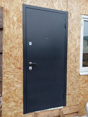 Установлена новая металлическая дверь, выполнена фиксация в проеме, закреплены петли, врезан замок, проверена работа механизма, обеспечена герметизация швов для надежности и защиты.