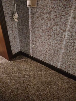 Уложены текстильные плитки на подготовленное основание. Плотное прилегание к стенам, ровные стыки, аккуратная подрезка у плинтусов. Завершенный вид интерьера.