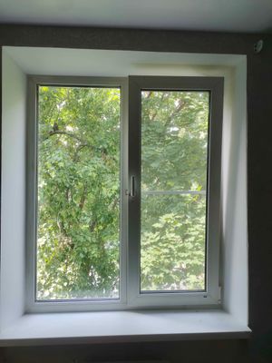 Откосы окна аккуратно выровнены, поверхность гладкая, нанесен ровный слой штукатурки, углы четкие, без изъянов. Работа завершена, внешний вид оконного проема обновлен.