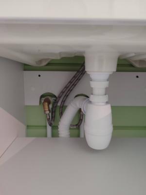 Установлено сантехническое оборудование: подключены трубы, закреплены соединения, обеспечена герметичность, проверена функциональность, выполнена регулировка, завершена проверка на утечки.