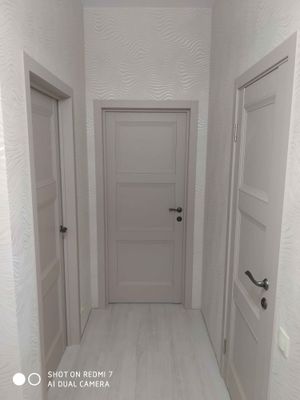 Установлен запорный механизм в деревянную створку. Выполнены точные вырезы, произведён монтаж ручки и защёлки. Проверена функциональность и плавность работы.