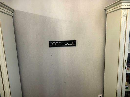 Установка кронштейна под ТВ на стену