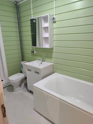 Выполнена установка нового сантехнического оборудования, подключение к водопроводу, герметизация стыков, проверка на утечки, уборка рабочего места, восстановление чистоты помещения.