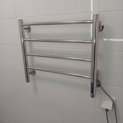 Устройство закреплено на стене, подключено к электросети, проверена работоспособность, обеспечена надежная фиксация, соблюдены меры безопасности, завершено подключение.