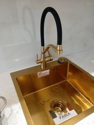 Установлен новый кран, заменены уплотнители, проверена герметичность соединений, устранены протечки, обеспечена надежная работа системы водоснабжения.