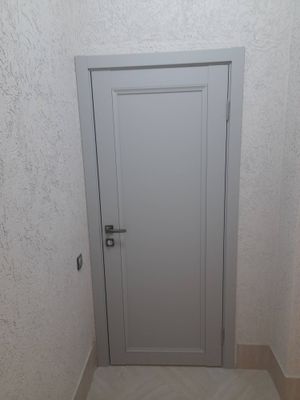 Установлена новая межкомнатная дверь: произведён монтаж коробки, навешены петли, закреплена ручка, отрегулированы зазоры, обеспечена плавная работа, завершена отделка проёма.