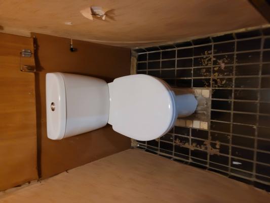 Установлен новый бачок, подключены коммуникации, проверена герметичность соединений, отрегулирован механизм слива, произведена очистка рабочей зоны, обеспечена функциональность системы.