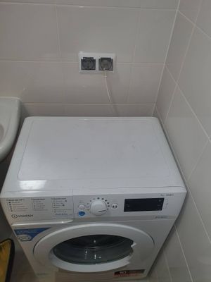 Подключено устройство к водопроводу и электросети, выполнен слив в канализацию, проверена работа, установлена на ровную поверхность, обеспечена герметичность соединений.