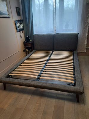 Собрана двуспальная кровать: установлены ножки, закреплены ламели, собран каркас, прикреплено изголовье. Работа завершена, мебель готова к использованию.