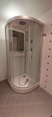 Установлена современная душевая конструкция с функцией гидромассажа. Смонтированы стеклянные панели, поддон и подключены водопроводные коммуникации. Проверена герметичность соединений.