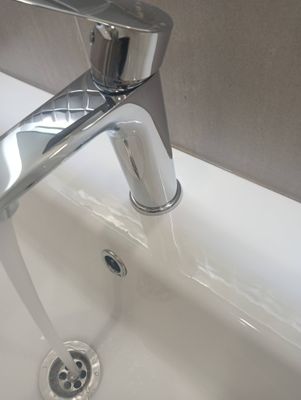 Установка ниппеля для смесителя Установка комплекта: Тумба + Раковина + смеситель + зеркало