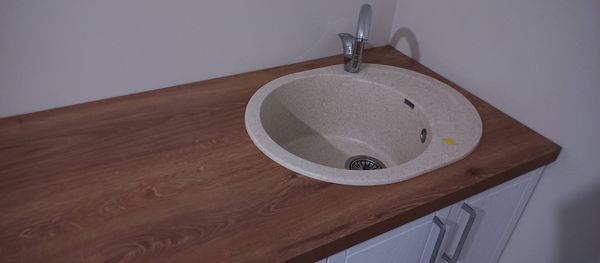 Отверстие под смеситель в столешнице из ДСП /массива Установка и подключение врезной мойки Установка столешницы ДСП