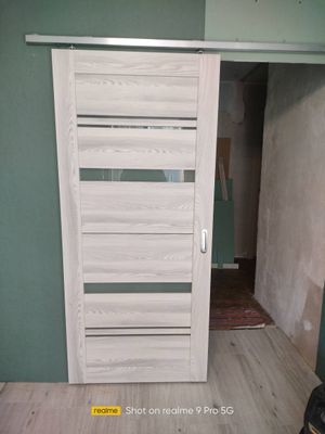 Установлена раздвижная конструкция: закреплены направляющие, размещена одна створка, обеспечено плавное скольжение, выполнена регулировка, проверена функциональность, завершена отделка.