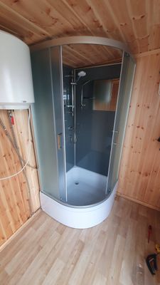 Установлена современная душевая кабина: смонтированы стеклянные панели, поддон, подключены водопровод и слив, закреплены дверцы, проверена герметичность соединений.