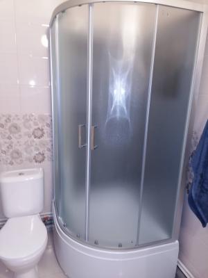 Установлена новая душевая кабина, заменены коммуникации, обновлено покрытие стен, проведена герметизация швов, подключена сантехника, выполнена отделка, проверена функциональность.