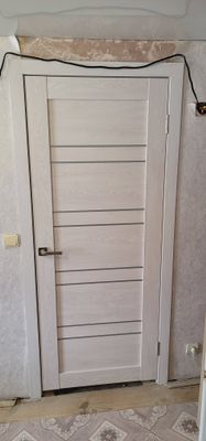Установлен новый замок в дверь, выполнены точные вырезы для механизма, закреплена ручка, проверена работоспособность. Все элементы аккуратно подогнаны, обеспечена надежная фиксация.