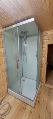 Установлена современная душевая конструкция с гидромассажем: подключены водопроводные и электрические коммуникации, закреплены панели, герметично зафиксированы двери, проверена функциональность.