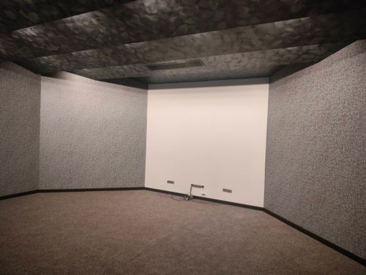 Покрытие уложено на подготовленное основание, края аккуратно подрезаны, поверхность ровная, без складок, стыки незаметны, обеспечена плотная фиксация по периметру помещения.