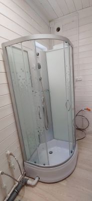 Установлена новая душевая кабина, подключены водопровод и слив, выполнена герметизация швов, проверена работоспособность системы, завершена отделка стен и пола для эстетичного вида.