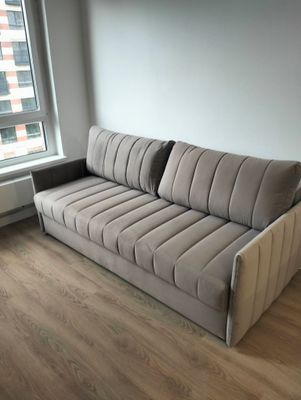 Собран диван: установлены каркас, подлокотники, спинка, сиденье. Проверена устойчивость, надежность креплений. Тщательно выровнены элементы, обеспечена функциональность.