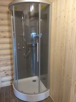 Установлена современная душевая конструкция с компактным поддоном. Смонтированы стеклянные панели, подключены водопроводные коммуникации и герметично зафиксированы все элементы.