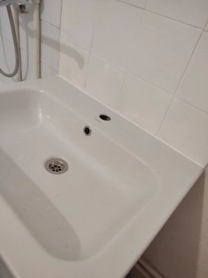 Установка раковины с тумбой