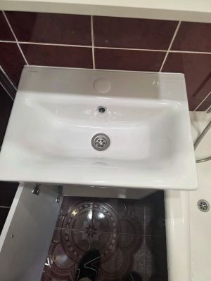 Установка раковины с тумбой