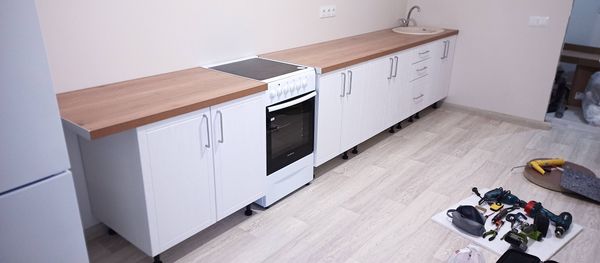 Отверстие под смеситель в столешнице из ДСП /массива Установка и подключение врезной мойки Установка столешницы ДСП