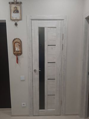 Изображена установленная складная дверь с одной створкой. Проведены работы по креплению направляющих, монтажу полотна, регулировке механизмов и проверке плавности открывания.