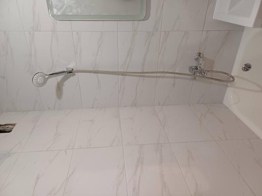 Установлен новый унитаз, подключены коммуникации, проверена герметичность соединений, произведена регулировка бачка, выполнена чистовая отделка, уборка рабочего места завершена.