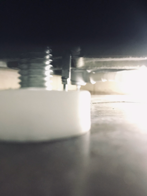 Установлены крепления, подключены водопроводные трубы, герметизированы стыки, проверена работа сливной системы, закреплены панели, проведена регулировка дверей, протестирована герметичность.