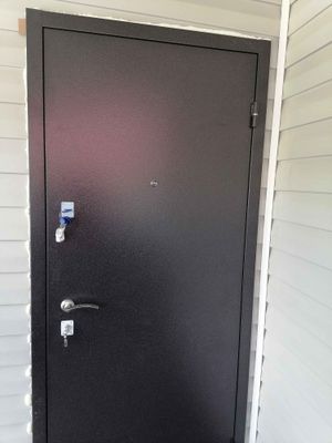 Установлена металлическая дверь, закреплена в проеме, отрегулированы петли, проверена работа замков и ручек, зазоры заполнены монтажной пеной, обеспечена герметичность и надежность конструкции.