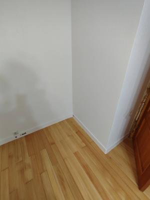 Устройство пластикового плинтуса с кабелем