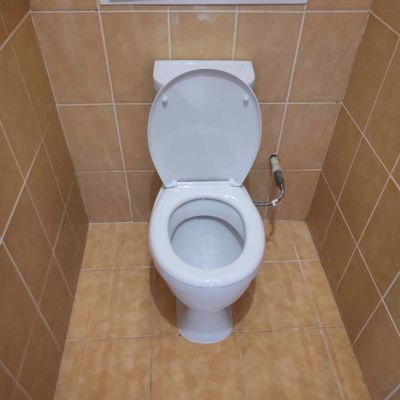 Установлено сантехническое оборудование: закреплено на полу, подключено к водопроводу, проверена герметичность соединений, проведено тестирование слива, обеспечена устойчивость конструкции.